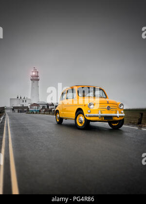 Flamborough Head Lighthouse. 1963 Fiat 600D Banque D'Images