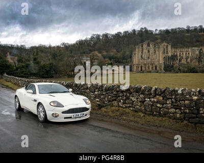 2004 Aston Martin Vanquish à Rievaulx Abbey Yorkshire du Nord Banque D'Images