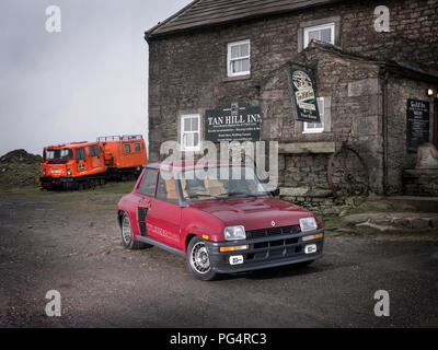 Renault 5 Turbo 2 à Tan Hill Tavern Pub plus 1732ft en Angleterre Banque D'Images