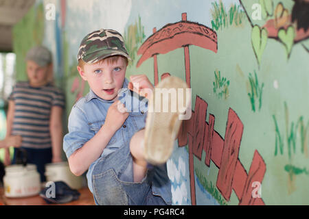 Le Bélarus, la ville de Gomel, le 04 avril 2018. Le centre de l'école maternelle. Journée portes ouvertes.un bambin garçon montre un carat la réception. Banque D'Images