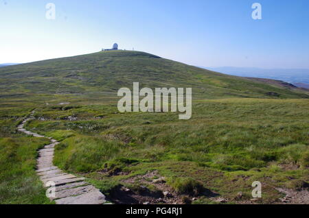 La station radar @ Grand Dun est tombé. John O' Groats (Duncansby Head) aux terres fin. Fin Fin de sentier. Pennine Way. La région de Cumbria. L'Angleterre. UK Banque D'Images