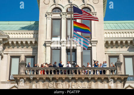 Cuisine américaine, les transgenres, et la fierté d'un drapeau flottant sur l'hôtel de ville de Jersey City, USA. Banque D'Images