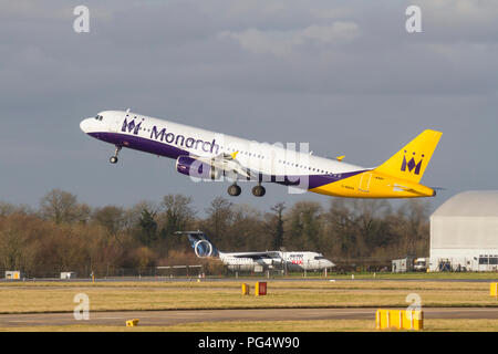 Airbus A321-231 Monarch décoller de l'aéroport de Manchester Banque D'Images