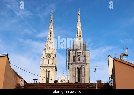 Cathédrale de Zagreb dans la soirée. Banque D'Images