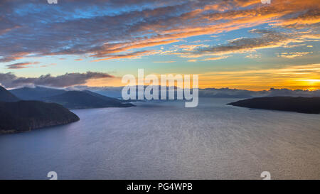 Coucher de soleil sur le fjord norvégien dans Romsdalsfjord près de Vestnes Norvège Banque D'Images