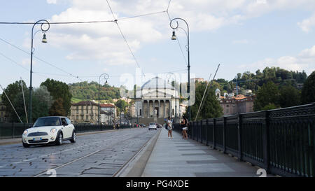 Août 2018 : véhicules traversent le pont Vittorio Emanuele 1 vers l'église Gran Madre di Dio. Nous sommes en fin d'après-midi d'une journée chaude et ensoleillée. Août Banque D'Images