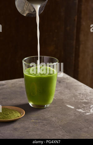 Thé vert matcha latte dans la coupe en verre Banque D'Images