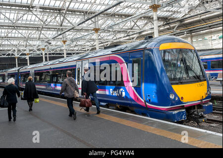 ScotRail class 170 Turbostar train de passagers en attente dans une gare ferroviaire au Royaume-Uni. Banque D'Images