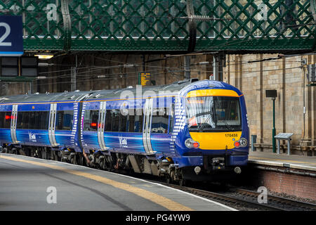 ScotRail class 170 Turbostar train de passagers en attente dans une gare ferroviaire au Royaume-Uni. Banque D'Images