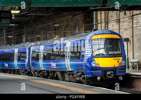 ScotRail class 170 Turbostar train de passagers en attente dans une gare ferroviaire au Royaume-Uni. Banque D'Images