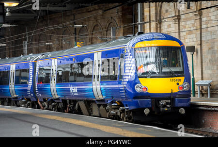 ScotRail class 170 Turbostar train de passagers en attente dans une gare ferroviaire au Royaume-Uni. Banque D'Images