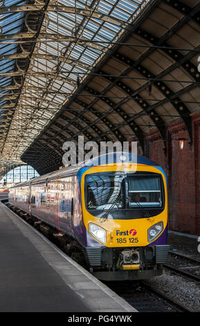 Transpennine Express 185 Première Classe du train de voyageurs en attente à une plate-forme à la gare, l'Angleterre. Banque D'Images