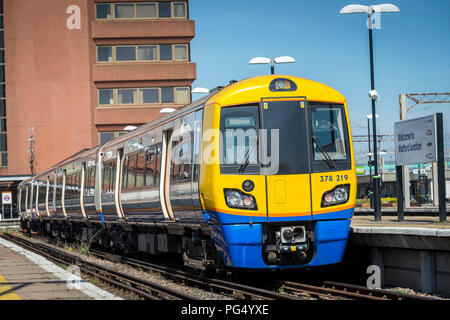 Le train de voyageurs en classe 378 London Overground livery à Watford Junction, en Angleterre. Banque D'Images