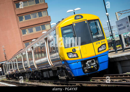 Le train de voyageurs en classe 378 London Overground livery à Watford Junction, en Angleterre. Banque D'Images