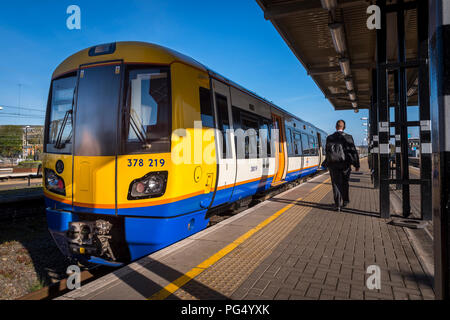 Le train de voyageurs en classe 378 London Overground livery l'attente à une station de la ligne de l'Abbaye, en Angleterre. Banque D'Images