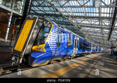 ScotRail Class 380 Desiro en attente de trains de voyageurs à la gare au Royaume-Uni. Banque D'Images