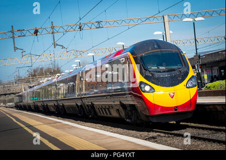 Virgin Trains pendolino class 390 electric high speed train arrivant en gare sur la ligne de l'abbaye, Hertfordshire, Royaume-Uni. Banque D'Images