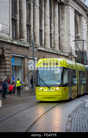 Nottingham Express Transit voyageant à travers le centre-ville de Nottingham, Angleterre. Banque D'Images