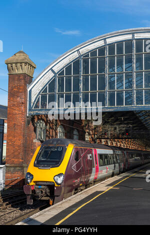 Class 220 trains de voyageurs Voyager en couleurs d'un pays à une plate-forme à une gare ferroviaire sur la ligne principale de la côte est, l'Angleterre. Banque D'Images