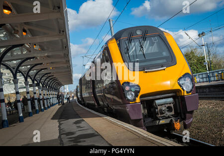 Class 220 trains de voyageurs Voyager en couleurs d'un pays à une plate-forme à une gare ferroviaire sur la ligne principale de la côte est, l'Angleterre. Banque D'Images