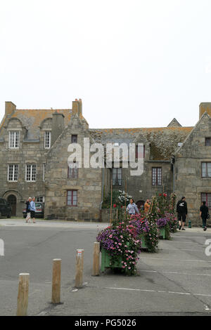 Vue sur les maisons de la rue de l'amiral Reveillere à partir de la rue Parmentier, Roscoff, Finistère, Bretagne, France Banque D'Images