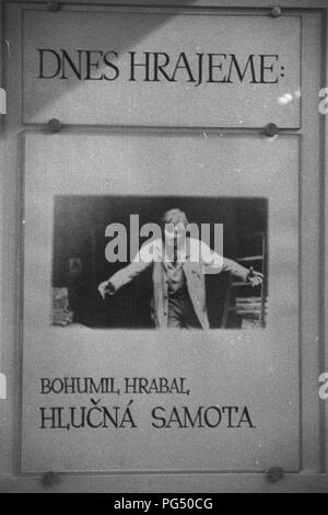 'Affiche pour une représentation de la pièce ''Prilis hlucna samota'' par l'auteur tchèque Bohumil Hrabal à Prague. La performance a été approuvé pour démontrer la liberté de l'art en Tchécoslovaquie. Les agriculteurs de la zone frontalière a obtenu des billets gratuits, mais n'a pas pu venir à la performance. Le théâtre a été vendu, mais complètement vide." Banque D'Images