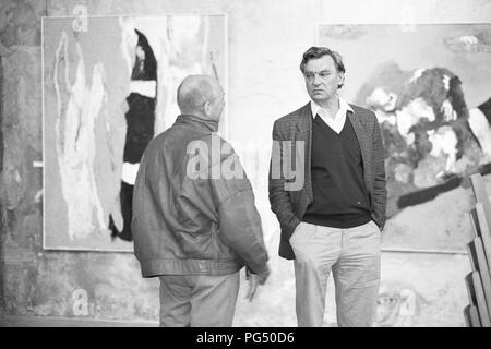 L'artiste tchèque Otakar Slavik (l.) et le publiciste Karel Bartosek lors d'une exposition de Slavik à Wiener Neustadt. Banque D'Images