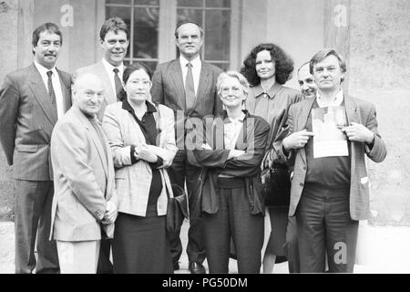 Portrait de groupe avant le début de l'exposition par l'artiste tchèque Otakar Slavik à Wiener Neustadt. En bas à gauche, Otakar Slavik, troisième à partir de la gauche, Susanna Roth, deuxième à partir de la droite, Karel Bartosek. Banque D'Images