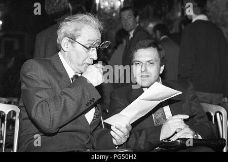 Le philosophe français Paul Ricoeur (à gauche) à l'une des réunions hebdomadaires de l'IWM (Institut für die Wissenschaft Vom Menschen, Anglais : Institut des Sciences Humaines) à Vienne. Banque D'Images