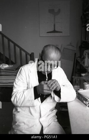 L'artiste et activiste tchèque Jiri Kolar dans son studio. Banque D'Images