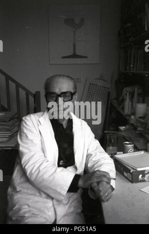 L'artiste et activiste tchèque Jiri Kolar dans son studio. Banque D'Images