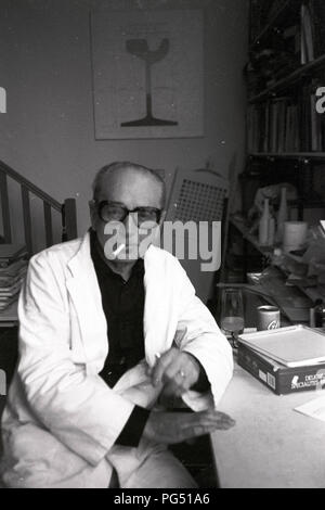 L'artiste et activiste tchèque Jiri Kolar dans son studio. Banque D'Images