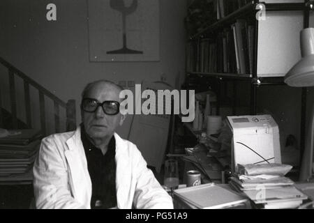 L'artiste et activiste tchèque Jiri Kolar dans son studio. Banque D'Images