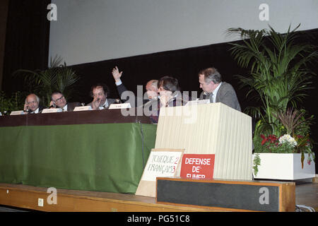 Discussion en groupe à la Foire du livre de Paris avec des auteurs français et tchèque. À main levée, Bohumil Hrabal, à droite, Petr Kral. Banque D'Images
