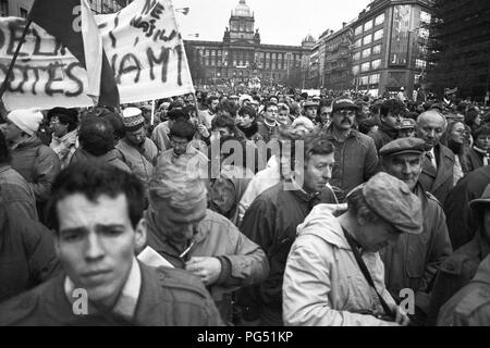 Manifestation contre le régime communiste en Tchécoslovaquie sur la place Wenceslas à Prague. Banque D'Images