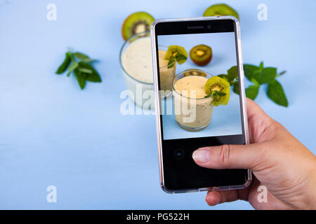 Femme prend une photo de l'alimentation sur le téléphone. Banque D'Images