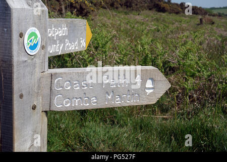 Panneau en bois pour les chasseurs Inn/County Road/Comb Martin sur le chemin côtier du sud-ouest du Devon, Angleterre, Royaume-Uni. Banque D'Images