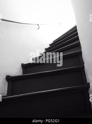 Et sombre escalier ancien en noir et blanc Banque D'Images