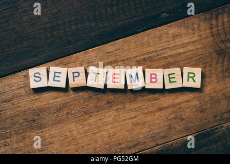 Libre de septembre sur tuile alphabet Banque D'Images