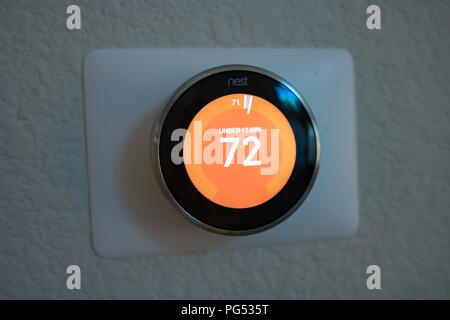 Close-up de troisième génération d'apprentissage de Thermostat Nest Google Inc, un smart thermostat accueil qui automatiquement le comportement des utilisateurs, montrant fonction prédictive qui prédit le temps nécessaire pour chauffer une maison à une température désirée, le 7 mai 2018. () Banque D'Images