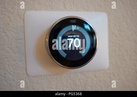 Close-up de troisième génération d'apprentissage de Thermostat Nest Google Inc, un smart thermostat accueil qui automatiquement le comportement des utilisateurs, le niveau de chauffe, le 7 mai 2018. () Banque D'Images