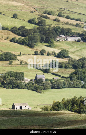 L'Angleterre rurale typique scène de collines et des maisons de campagne du Derbyshire Banque D'Images