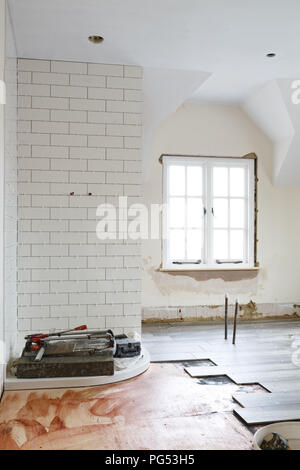 Salle de bains avec douche, sol carrelé d'une remise à neuf avant de reposer Banque D'Images