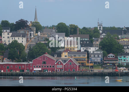 La ville de Lunenburg à travers le port de Lunenburg LUNENBURG, Nouvelle-Écosse Banque D'Images