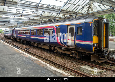 Une classe 156 ScotRail 'Super Sprinter' train, stationnaire à une plate-forme à Kilmarnock Gare dans East Ayrshire, Ecosse. Banque D'Images