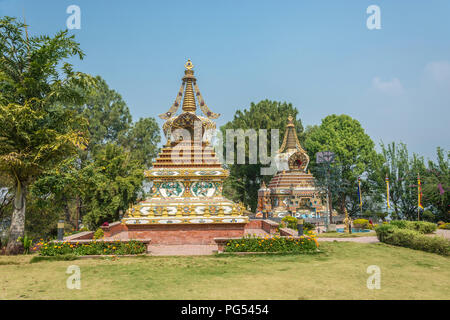 Beaux stupas bouddhistes au Monastère de Kopan Park, Katmandou, Népal. Banque D'Images