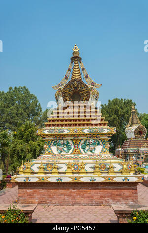 Beaux stupas bouddhistes au Monastère de Kopan Park, Katmandou, Népal. Banque D'Images