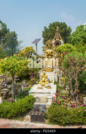 Sculptures d'or dans le parc de le monastère bouddhiste de Kopan, Katmandou, Népal. Banque D'Images