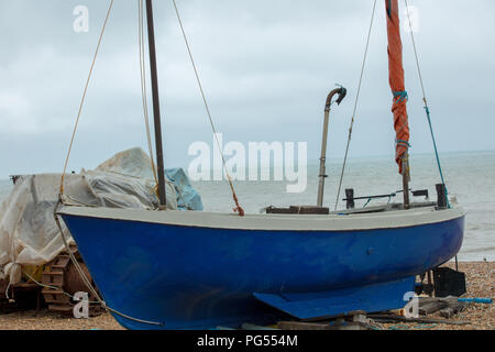 Petit bateau de pêche local vu sur la plage de Hastings. Banque D'Images