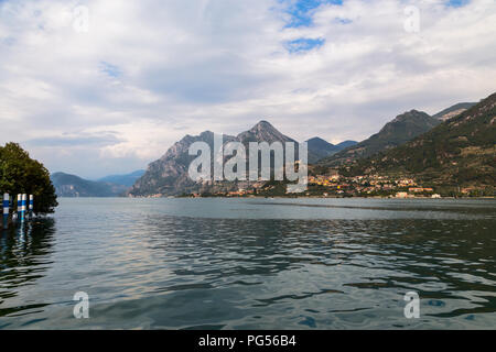 Le lac d'Iseo et la chaîne de montagnes environnantes. Italie Banque D'Images